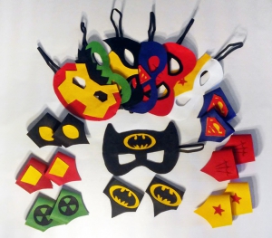 Superhelden-Masken und Manschetten aus Filz Superhelden-Masken und Manschetten aus Filz