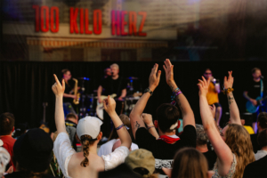 100 Kilo Herz Publikum beim Elbenwald Festival, das begeistert zu der Band "100 Kilo Herz" tanzt und die Hände in die Luft hebt. Die lebendige Atmosphäre und die energiegeladene Musik schaffen eine unvergessliche Festivalstimmung.