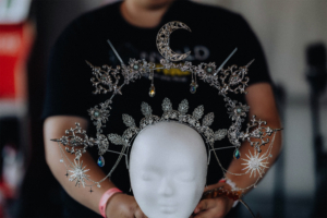 Elbenwald Cosplay Contest Detailreiche, silberne Kopfbedeckung mit mondförmigem Ornament und funkelnden Steinen, präsentiert von einem Festivalbesucher auf dem Elbenwald Festival. Die kreative Gestaltung spiegelt die fantasievolle Atmosphäre des Events wider.