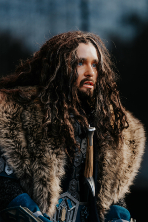 Elbenwald Cosplay Contest Detailreiche Nahaufnahme eines Kostüms mit einem Charakter aus der Fantasiewelt, umgeben von einer beeindruckenden Kulisse, auf dem Elbenwald Festival. Der Träger zeigt kunstvoll gestaltete Rüstungsteile und einen lebendigen Bart, der die Atmosphäre des Events einfängt.