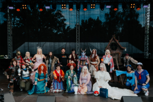 Elbenwald Cosplay Contest Gruppenfoto von Cosplayern auf der Bühne des Elbenwald Festivals, die verschiedene Charaktere aus Film, Spiel und Fantasy darstellen. Bunte Kostüme und kreative Darstellungen schaffen eine lebendige Atmosphäre beim Festival.
