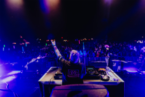 Nerds at Raves live DJ auf der Bühne beim Elbenwald Festival, umgeben von einer begeisterten Menge. Bunte Lichter und eine energetische Atmosphäre schaffen eine einzigartige Festivalstimmung. Die Performance zieht die Zuschauer in ihren Bann und sorgt für unvergessliche Momente.