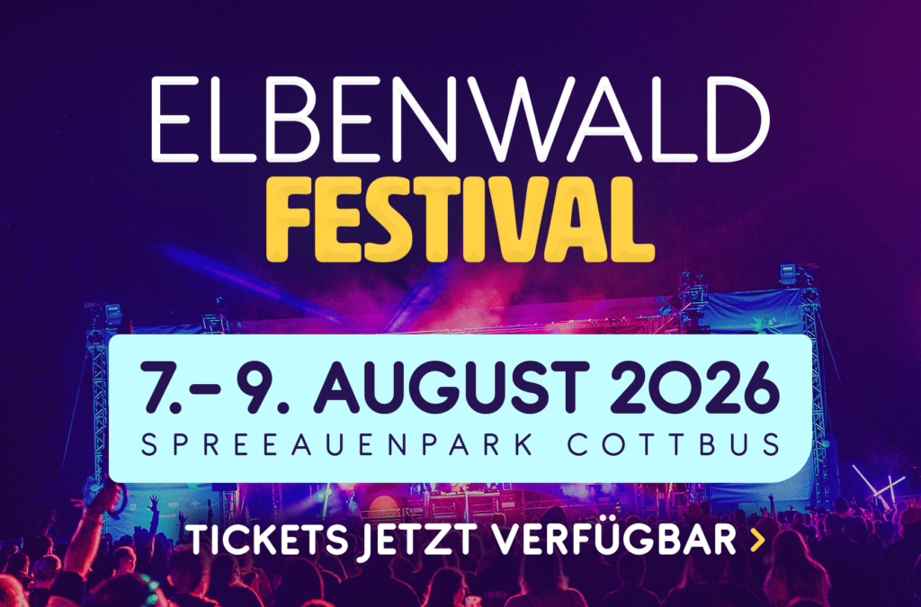 Alt-Text: Banner für das Elbenwald Festival 2026 im Spreeauenpark Cottbus, das vom 7. bis 9. August stattfindet. Informationen über Ticketverfügbarkeit und Festivalatmosphäre mit bunten Lichtern und begeistertem Publikum im Hintergrund.