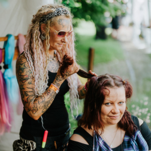 Haare flechten, Foto: Robin Schmiedebach Haare flechten, Foto: Robin Schmiedebach