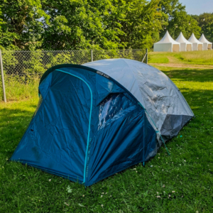 Zelt auf dem Elbenwald Festivalgelände, umgeben von üppigem Grün und Veranstaltungszelten im Hintergrund. Ideal für Festivalbesucher, die ein wenig Ruhe und Schutz suchen, während sie die einzigartige Atmosphäre genießen.
